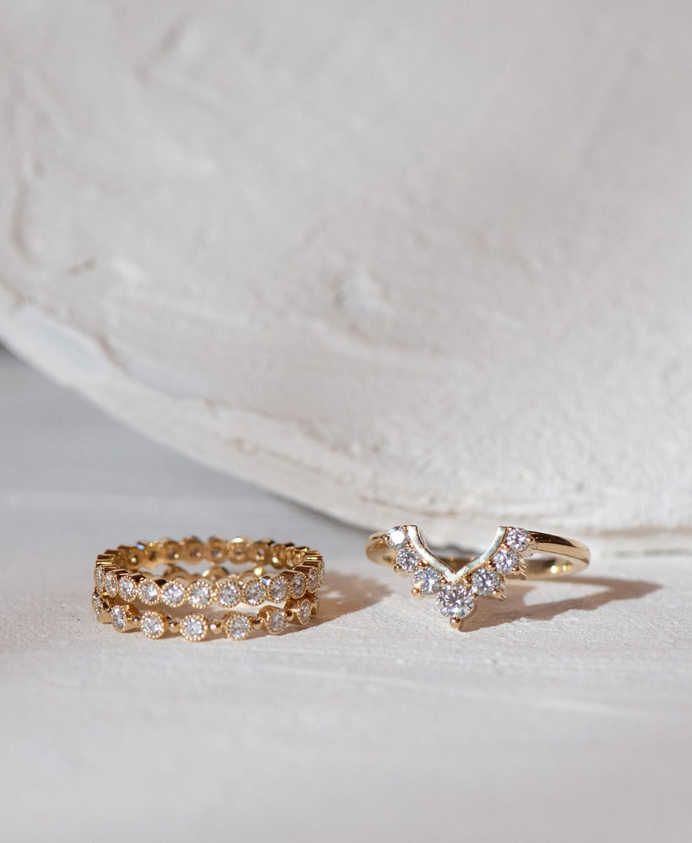Grand Graduated Iris Wedding Band - 18k Yellow Gold, Diamond