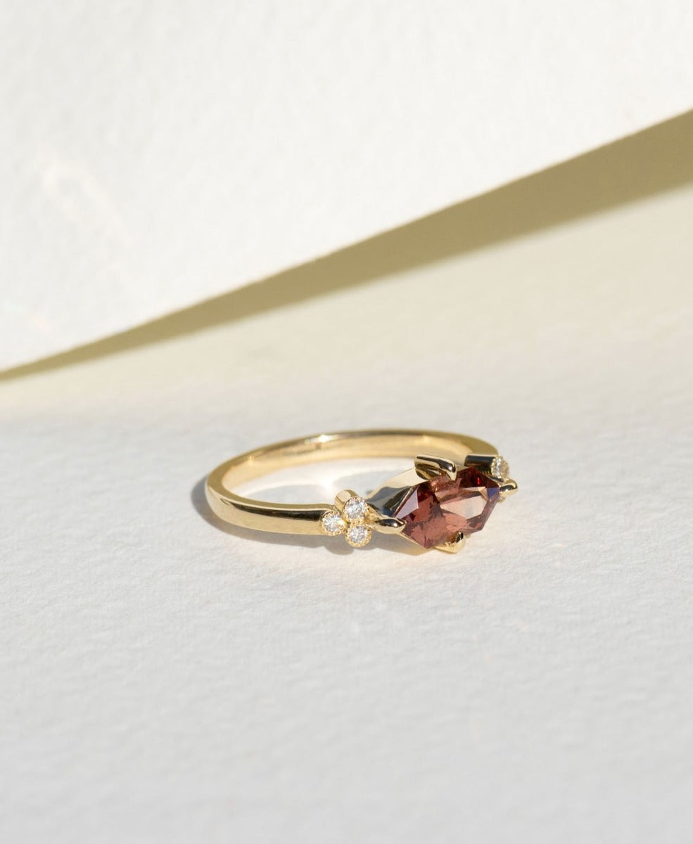 Mon Cheri Engagement Ring - 18k Yellow Gold, Garnet 1.05 carat